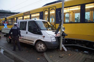 Stuttgart-Untertuerkheim: Kleintransporter mit Stadtbahn zusammengestossen - zwei Leichtverletzte